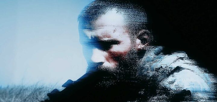 Стилізований портрет людини у тактичному спорядженні, з ефектами цифрових спотворень та контрастним освітленням — ліва частина світла, права затемнена.