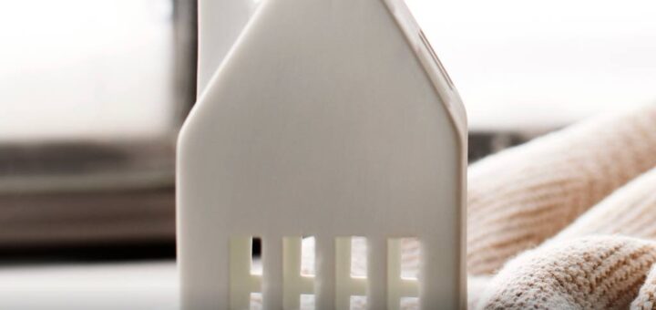 Білий декоративний будиночок стоїть на м’якій поверхні, у верхньому куті логотип Міністерства соціальної політики України. Унизу текст про пільги на оплату ЖКП та паливо.