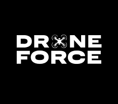Логотип із написом «DRONE FORCE» білими літерами на чорному фоні, де літера «O» стилізована під дрон із чотирма пропелерами