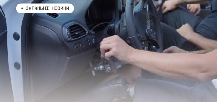 Інтер’єр автомобіля: водій із протезом ноги керує машиною за допомогою ручних пристроїв, поруч сидить пасажир