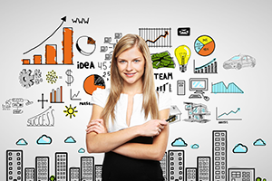 Людина стоїть упевнено на тлі білої стіни з кольоровими бізнес‑ілюстраціями: графіки, діаграми, лампочки, шестерні, символи команди та успіху