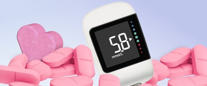 Цифровий медичний прилад показує рівень глюкози 5,8 ммоль/л, поруч рожеві таблетки, одна у формі серця