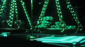 Зелено освітлені терези з покерними фішками та кубиками, що символізують ризик і цінність