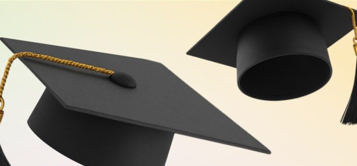 Два чорні академічні капелюхи з золотими китицями на світлому градієнтному фоні