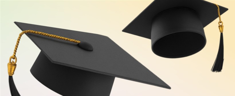 Два чорні академічні капелюхи з золотими китицями на світлому градієнтному фоні