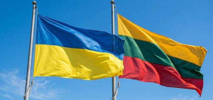 На фоні блакитного неба майорять прапори України та Литви