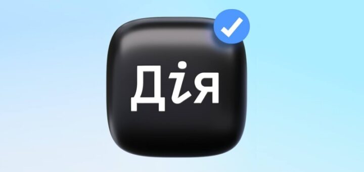 Синій фон із білим тризубом над щитом, у якому три людські фігури; під емблемою напис українською “Координаційний штаб з питань полонених