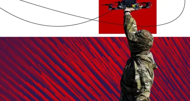 Людина у камуфляжі та шоломі тримає квадрокоптер, який під’єднаний кабелями. Тло — стилізовані геометричні форми червоного, білого та синього кольорів із діагональними лініями.
