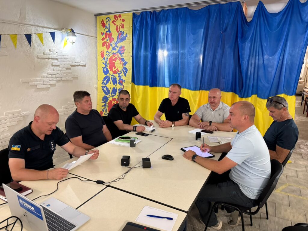 засідання комічісії: за столом 7 учасників, У голові столу Сергій Гончар та Михайло Жадан