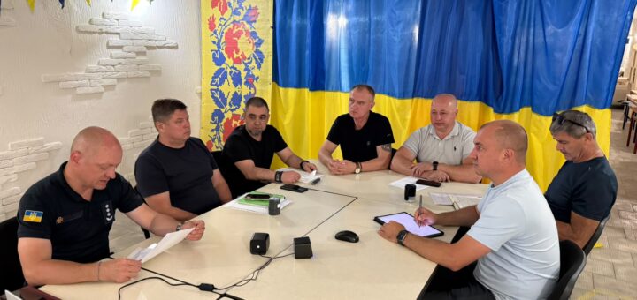 засідання комічісії: за столом 7 учасників, У голові столу Сергій Гончар та Михайло Жадан