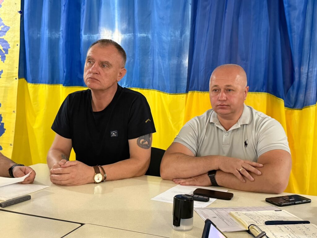Сергій Гончар та Михайло Жадан на засіданні. Позаду - жовто-блакитний прапор України