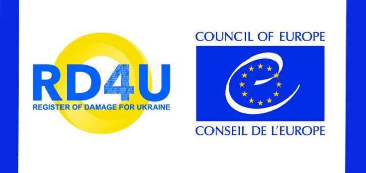 Постер із двома логотипами на білому фоні з синьою рамкою: ліворуч — жовте коло з написом синім “RD4U” та чорним текстом “Register of Damage for Ukraine”; праворуч — синій прямокутник із білою літерою “e”, оточеною жовтими зірками, та написами “Council of Europe” і “Conseil de l’Europe”.