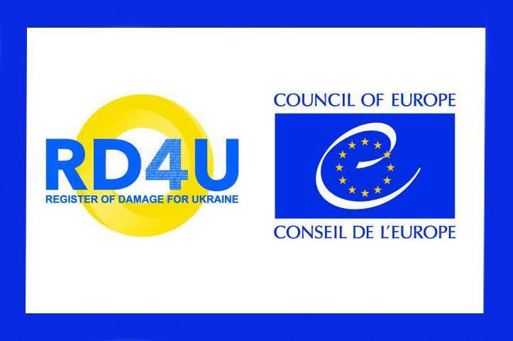 Постер із двома логотипами на білому фоні з синьою рамкою: ліворуч — жовте коло з написом синім “RD4U” та чорним текстом “Register of Damage for Ukraine”; праворуч — синій прямокутник із білою літерою “e”, оточеною жовтими зірками, та написами “Council of Europe” і “Conseil de l’Europe”.