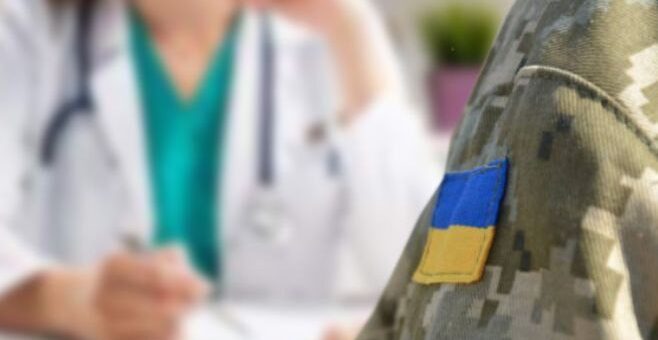 Інформаційний постер українською мовою: військовослужбовець у камуфляжній формі з нашивкою прапора України на рукаві сидить за столом; навпроти — медичний працівник у білому халаті та бірюзових медичних штанах, із паперами та ручкою; сцена консультації.