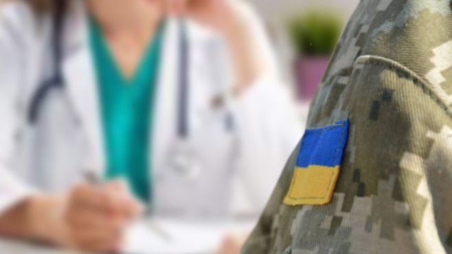 Інформаційний постер українською мовою: військовослужбовець у камуфляжній формі з нашивкою прапора України на рукаві сидить за столом; навпроти — медичний працівник у білому халаті та бірюзових медичних штанах, із паперами та ручкою; сцена консультації.