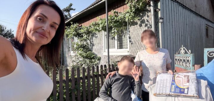 Тетяна Гасаненко та жінка з дитиною біля дерев’яного паркану та будинку з виноградною лозою. Жінка з хлопчиком тримають великі пакунки.