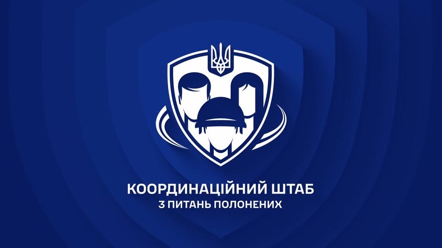 Синій фон із білим гербом України (тризубом) над щитом, у якому зображені три стилізовані постаті у шоломах. Унизу напис українською мовою: «Координаційний штаб з питань полонених».