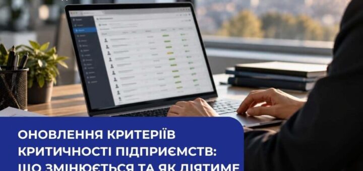 Військовий у камуфляжі сидить за кермом бойового транспортного засобу. Угорі емблема «157». Унизу текст із закликом «Війську потрібні водії» та контактні дані з QR‑кодом.