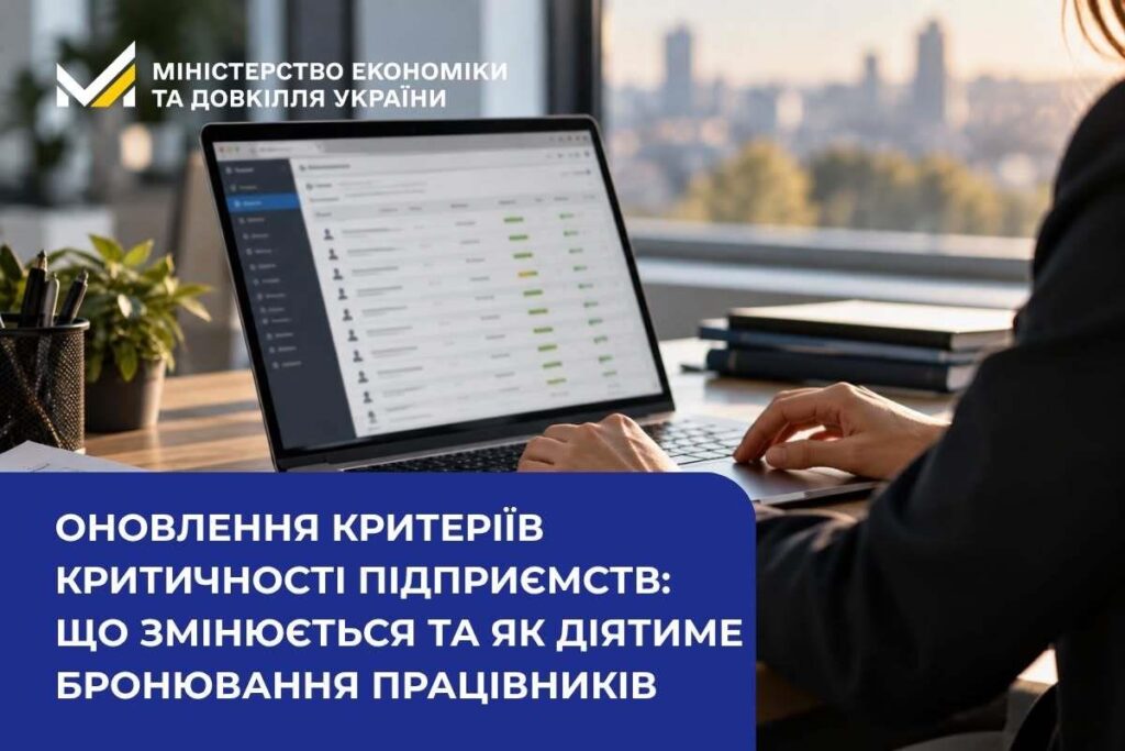 Військовий у камуфляжі сидить за кермом бойового транспортного засобу. Угорі емблема «157». Унизу текст із закликом «Війську потрібні водії» та контактні дані з QR‑кодом.