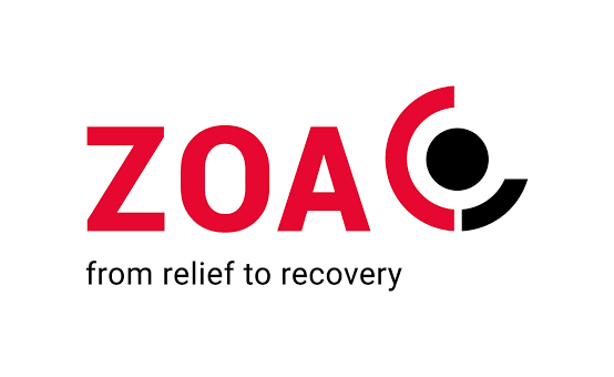Логотип «ZOA» червоними літерами з абстрактним символом у вигляді червоного півкола та чорної півсфери. Унизу чорним шрифтом напис «from relief to recovery».