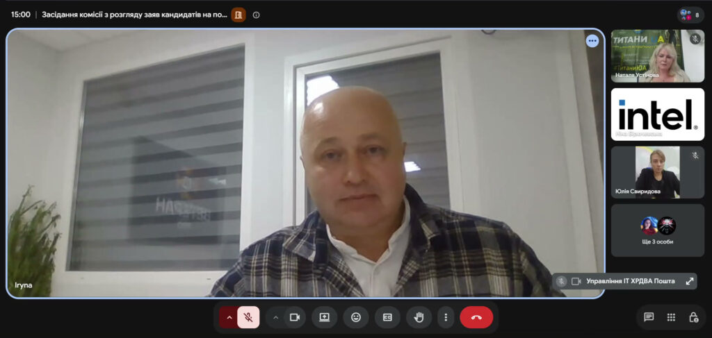 Вікно онлайн-засідання. На великому екрані Михайло Жадан, праворуч - віконця інших учасників засідання