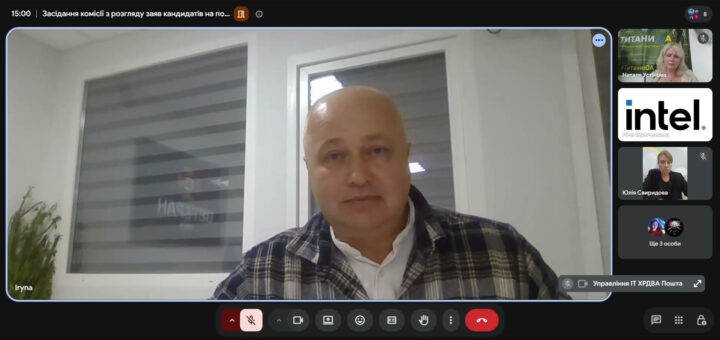 Вікно онлайн-засідання. На великому екрані Михайло Жадан, праворуч - віконця інших учасників засідання