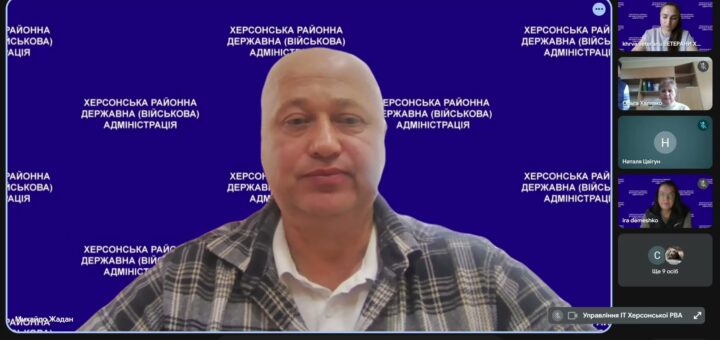 Вікно онлайн-засідання. На великому екрані Михайло Жадан, праворуч - віконця інших учасників засідання